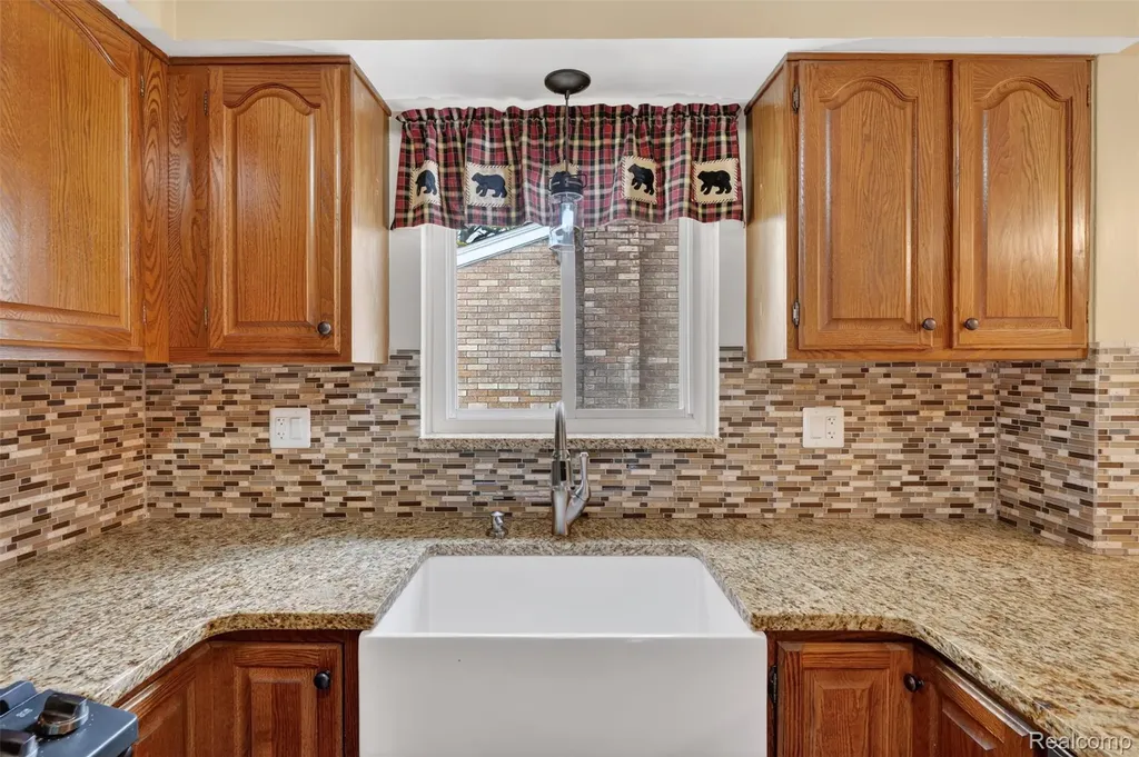 12014 Common Road Warren City MI 48093