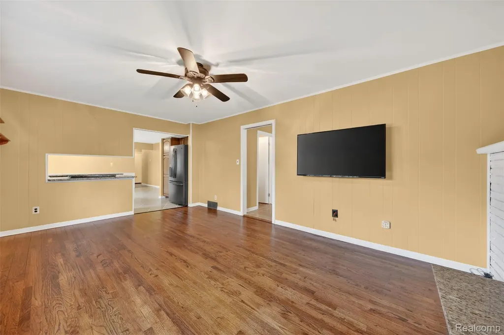 12014 Common Road Warren City MI 48093
