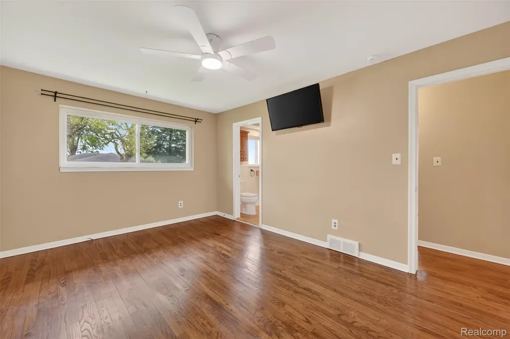 12014 Common Road Warren City MI 48093