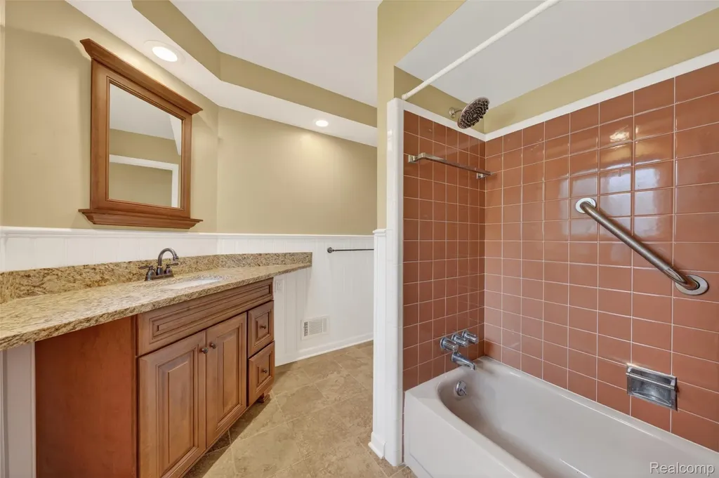 12014 Common Road Warren City MI 48093