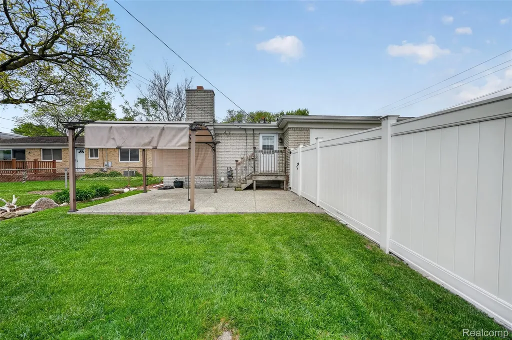12014 Common Road Warren City MI 48093