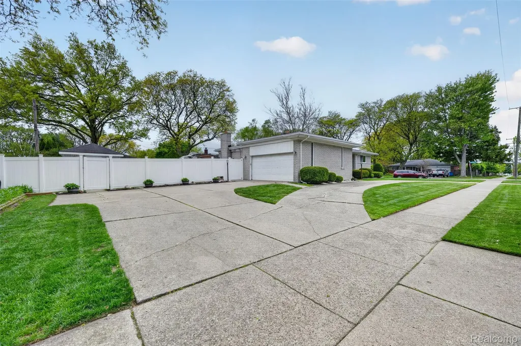 12014 Common Road Warren City MI 48093