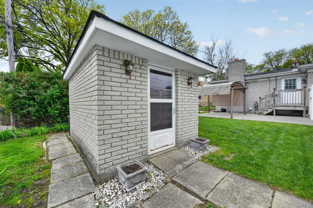 12014 Common Road Warren City MI 48093