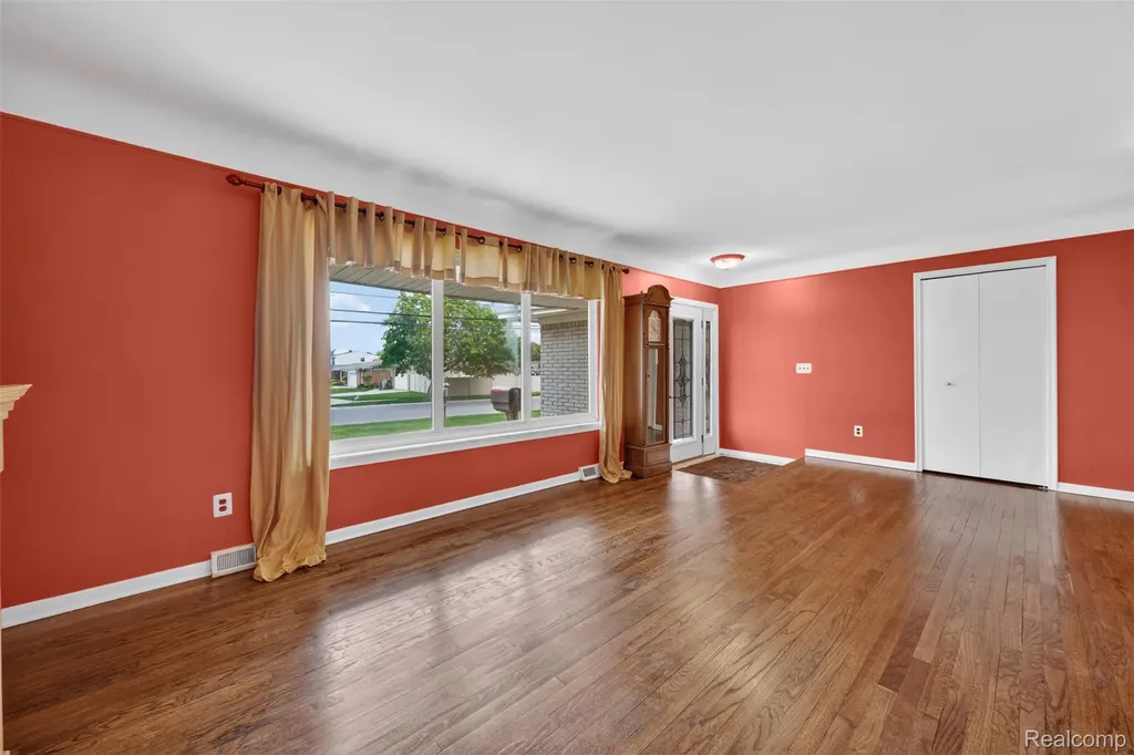12014 Common Road Warren City MI 48093