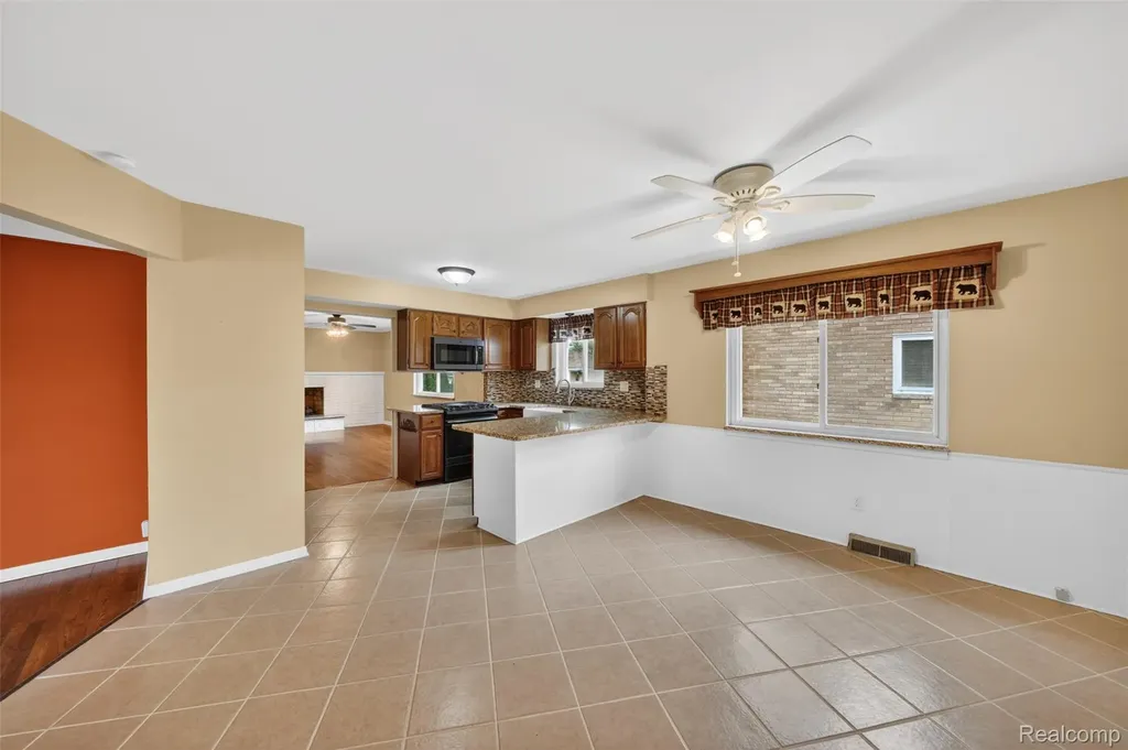 12014 Common Road Warren City MI 48093