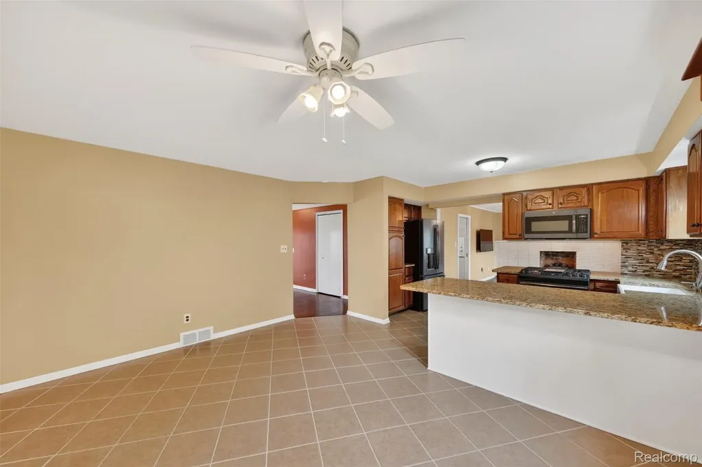 12014 Common Road Warren City MI 48093