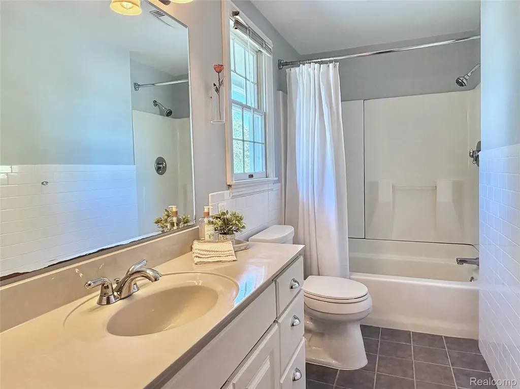 5330 Aintree Road Oakland Charter Township MI 48306