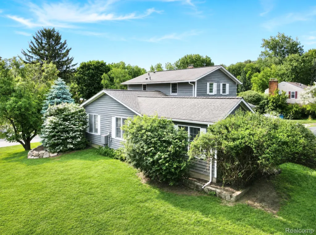 5330 Aintree Road Oakland Charter Township MI 48306