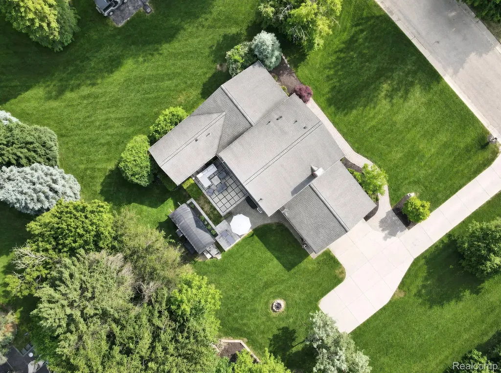 5330 Aintree Road Oakland Charter Township MI 48306
