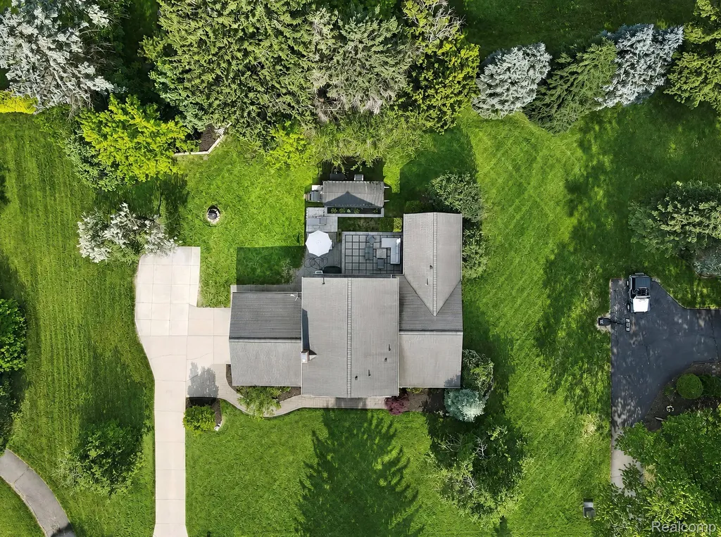5330 Aintree Road Oakland Charter Township MI 48306