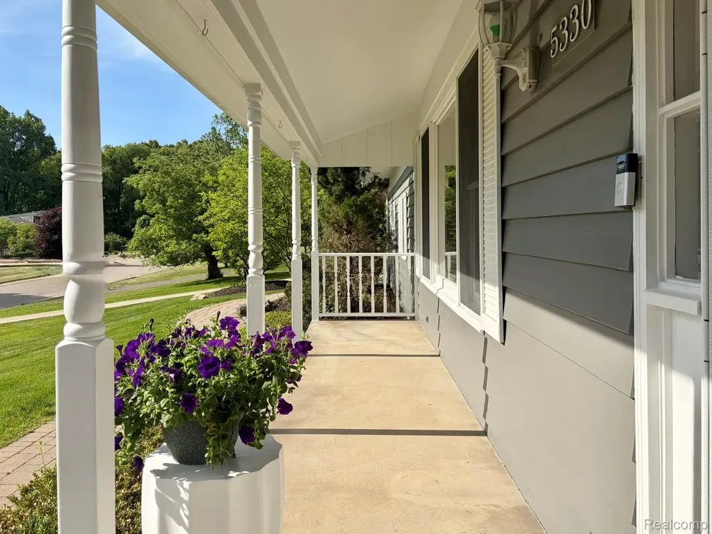 5330 Aintree Road Oakland Charter Township MI 48306