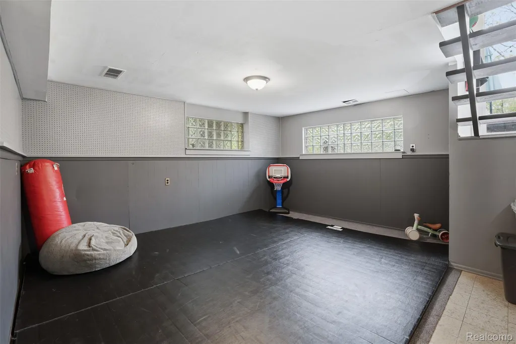 47129 Dunsany Road Northville City MI 48167