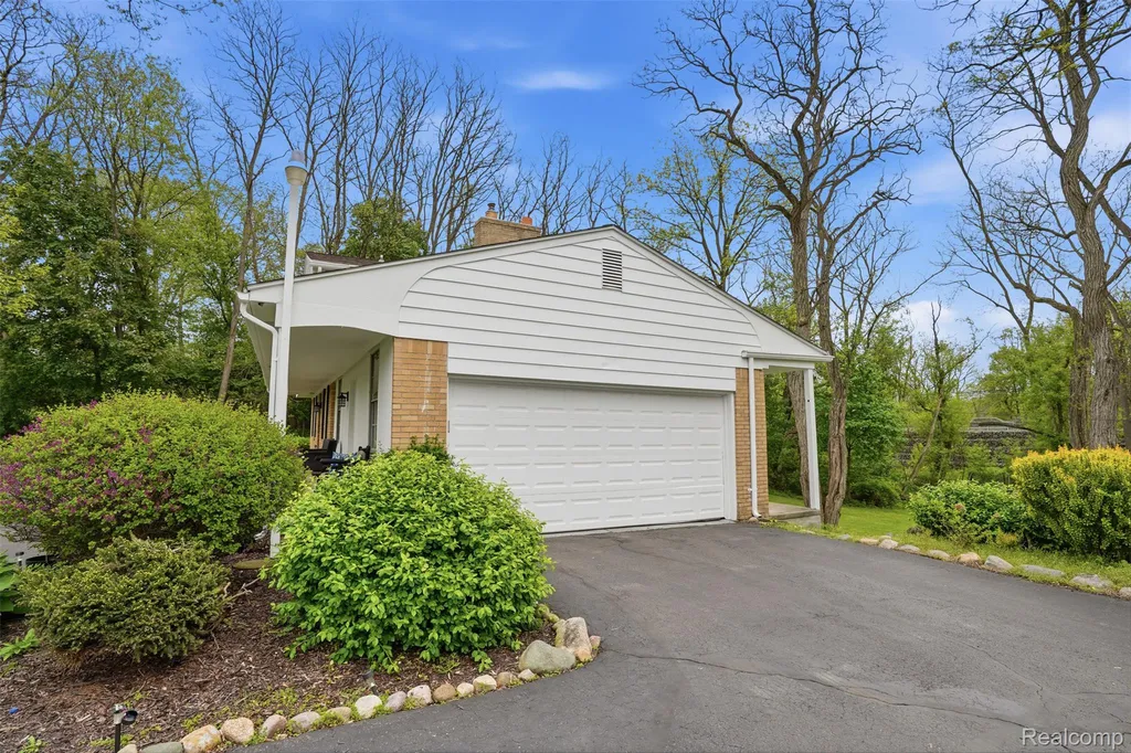 47129 Dunsany Road Northville City MI 48167