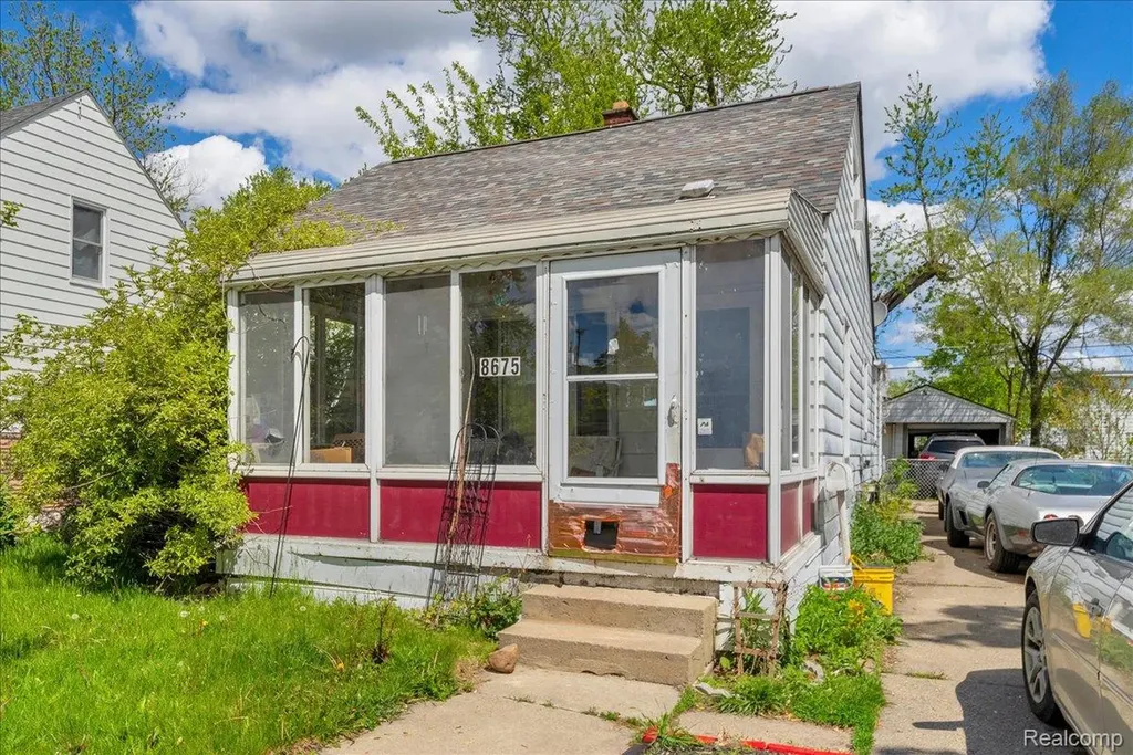8675 Paige Avenue Warren City MI 48089