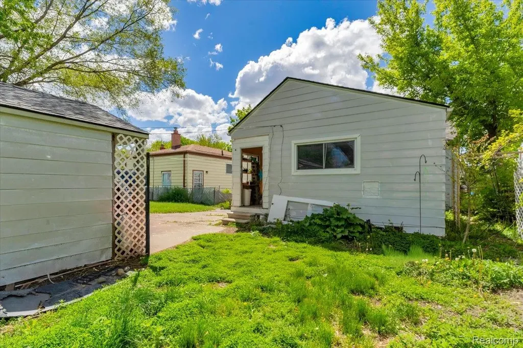 8675 Paige Avenue Warren City MI 48089