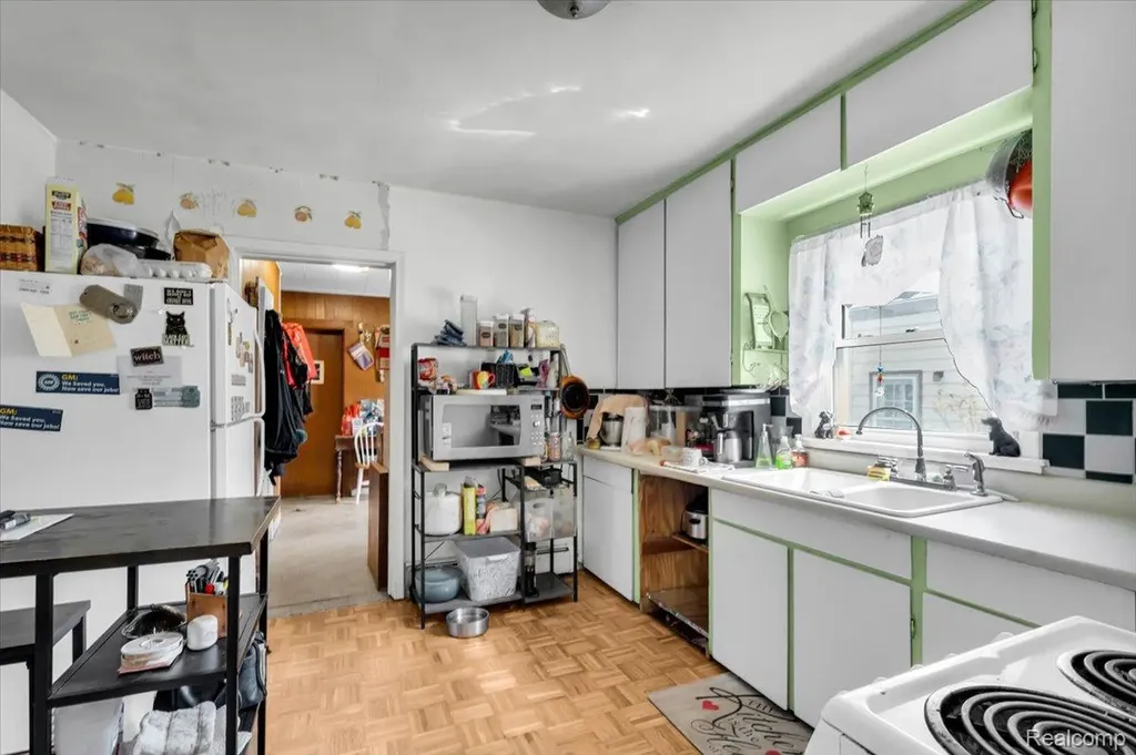 8675 Paige Avenue Warren City MI 48089