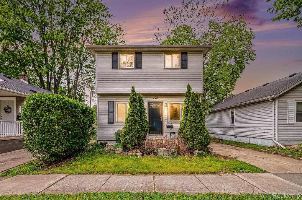 2126 Roslyn Road Grosse Pointe Woods City MI 48236