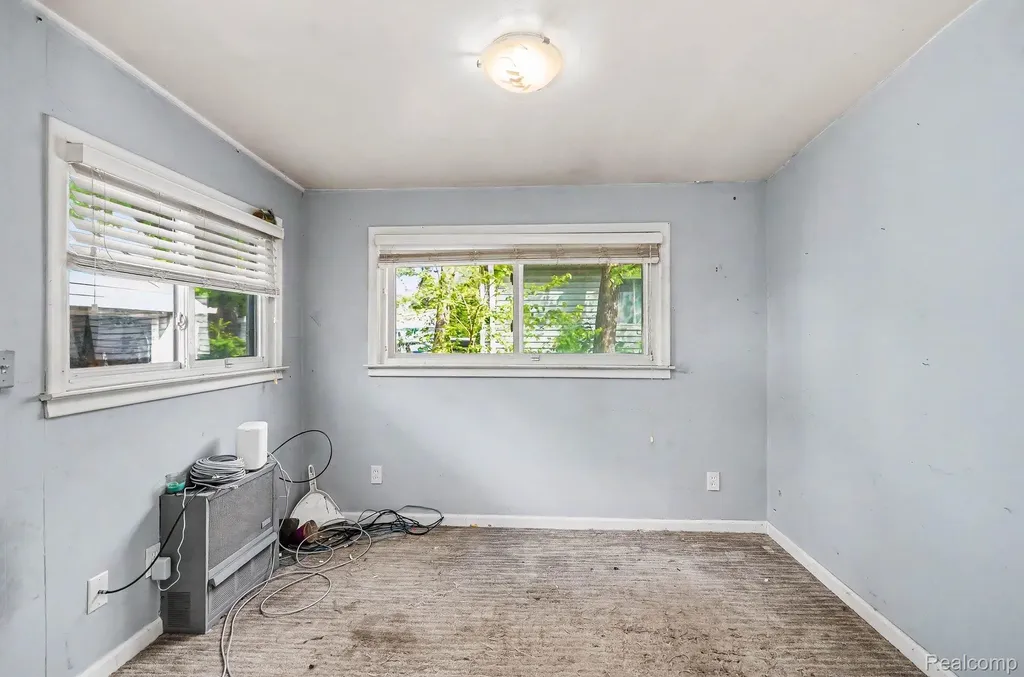 2126 Roslyn Road Grosse Pointe Woods City MI 48236