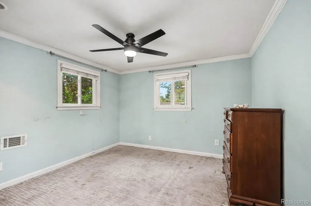 2126 Roslyn Road Grosse Pointe Woods City MI 48236