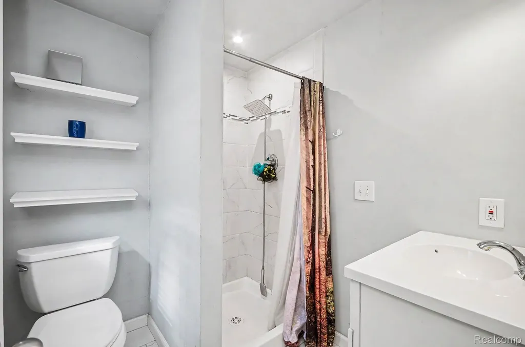 2126 Roslyn Road Grosse Pointe Woods City MI 48236