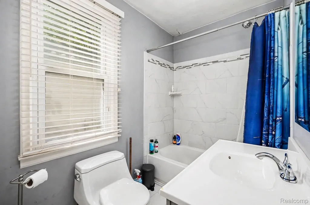 2126 Roslyn Road Grosse Pointe Woods City MI 48236
