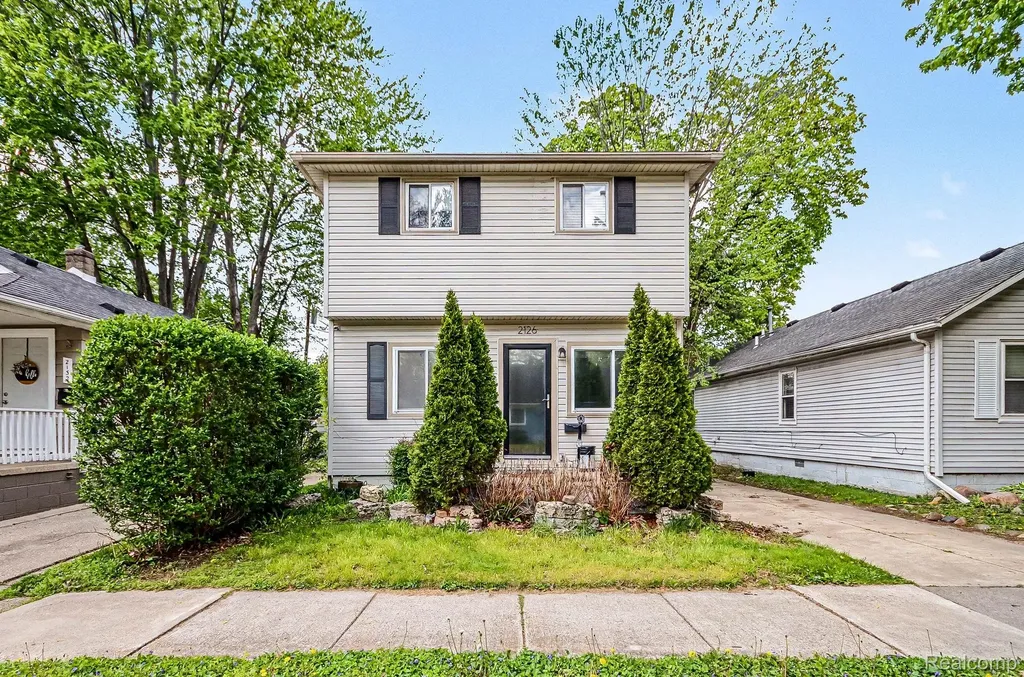 2126 Roslyn Road Grosse Pointe Woods City MI 48236