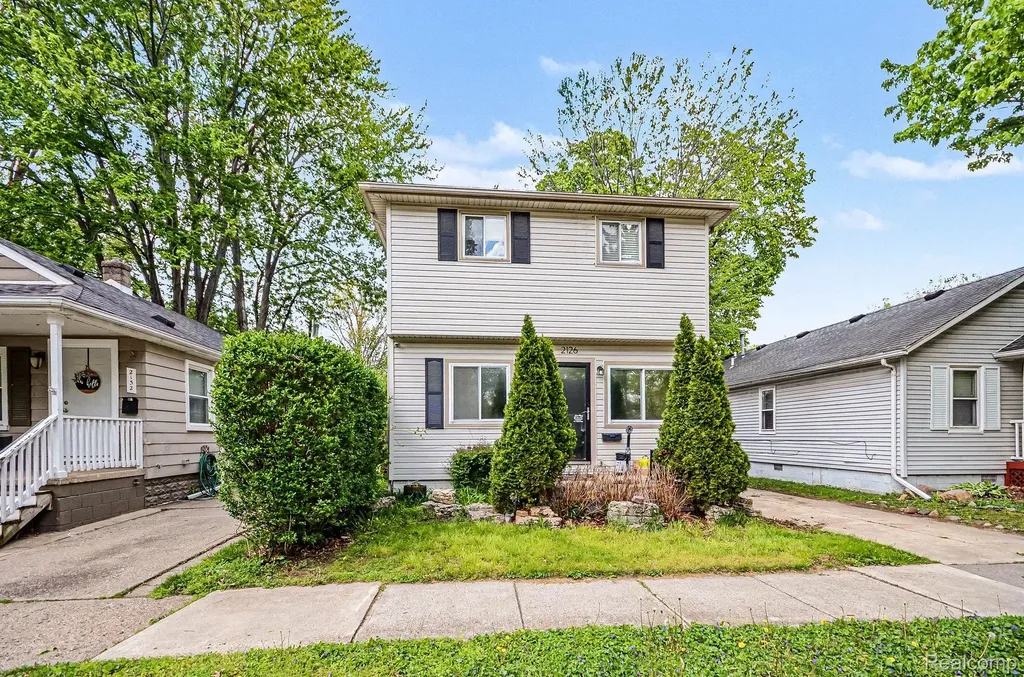 2126 Roslyn Road Grosse Pointe Woods City MI 48236