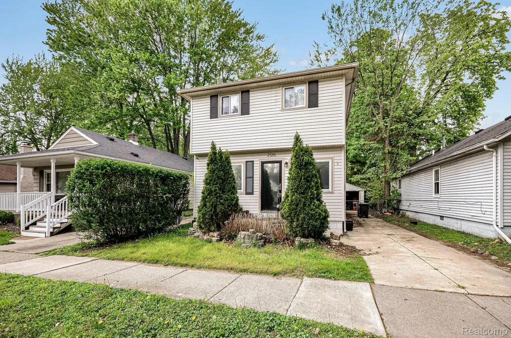 2126 Roslyn Road Grosse Pointe Woods City MI 48236