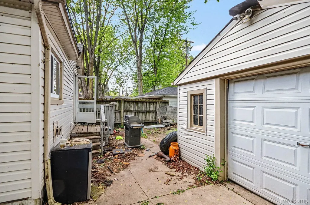 2126 Roslyn Road Grosse Pointe Woods City MI 48236