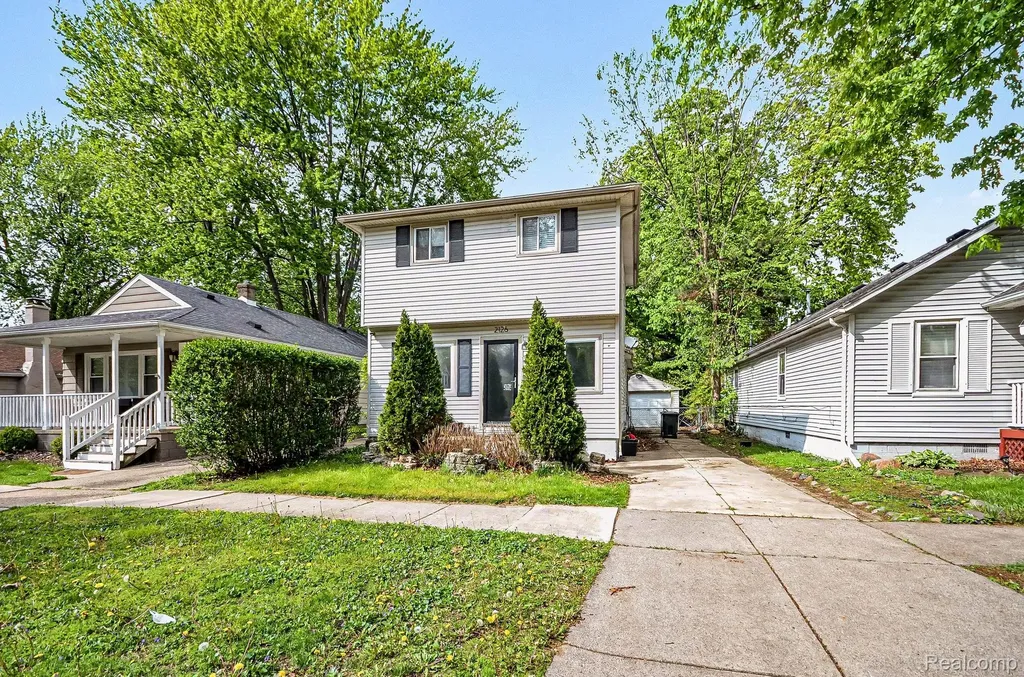 2126 Roslyn Road Grosse Pointe Woods City MI 48236