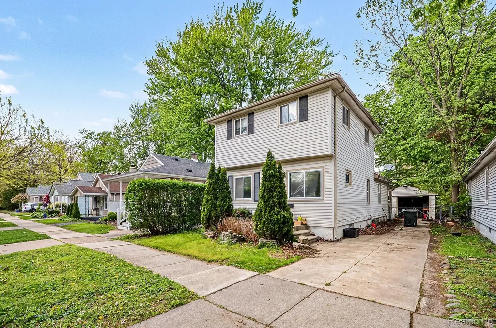2126 Roslyn Road Grosse Pointe Woods City MI 48236