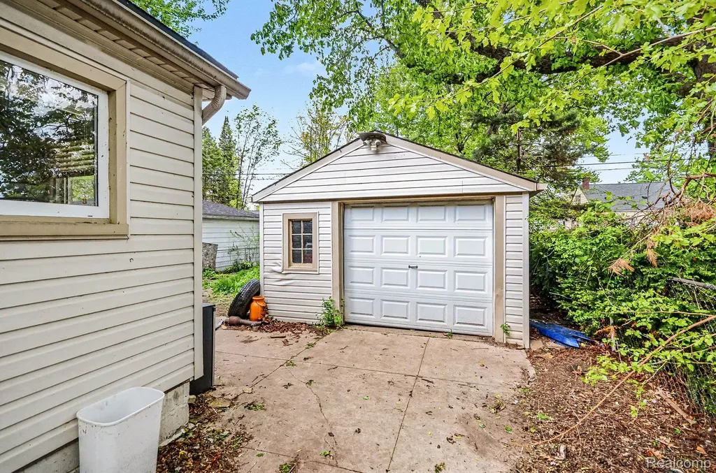 2126 Roslyn Road Grosse Pointe Woods City MI 48236