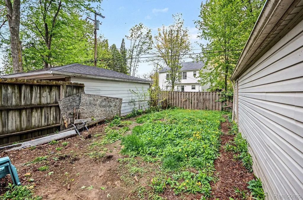 2126 Roslyn Road Grosse Pointe Woods City MI 48236