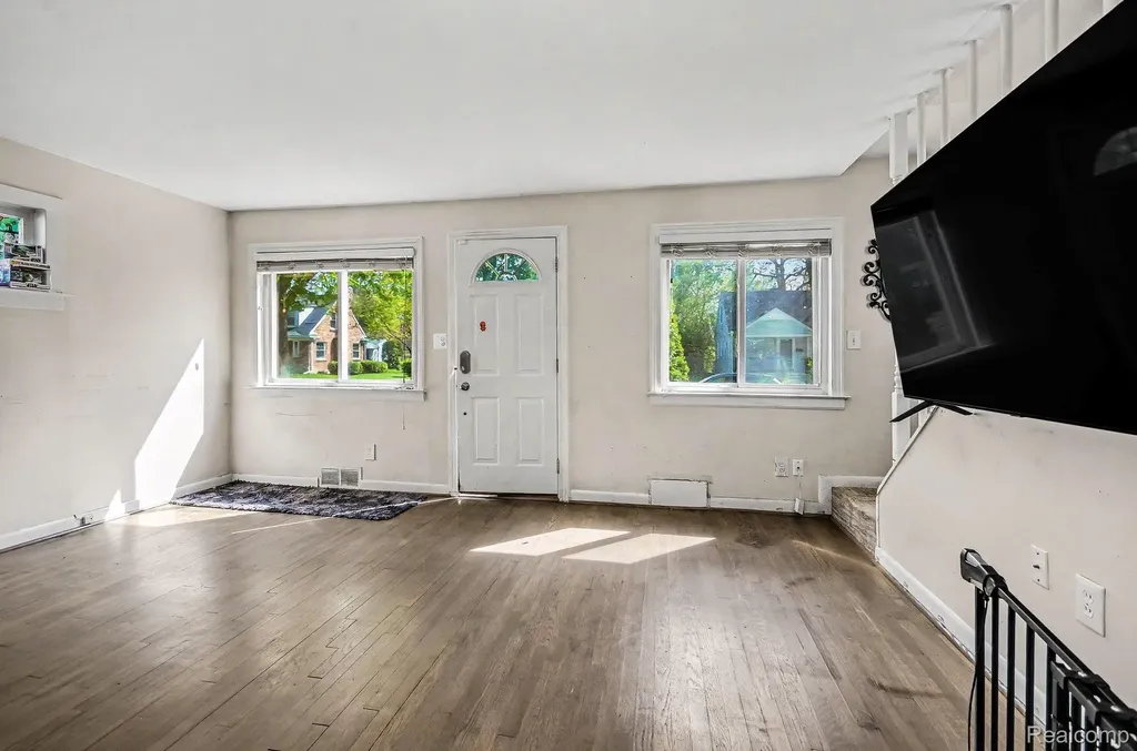 2126 Roslyn Road Grosse Pointe Woods City MI 48236