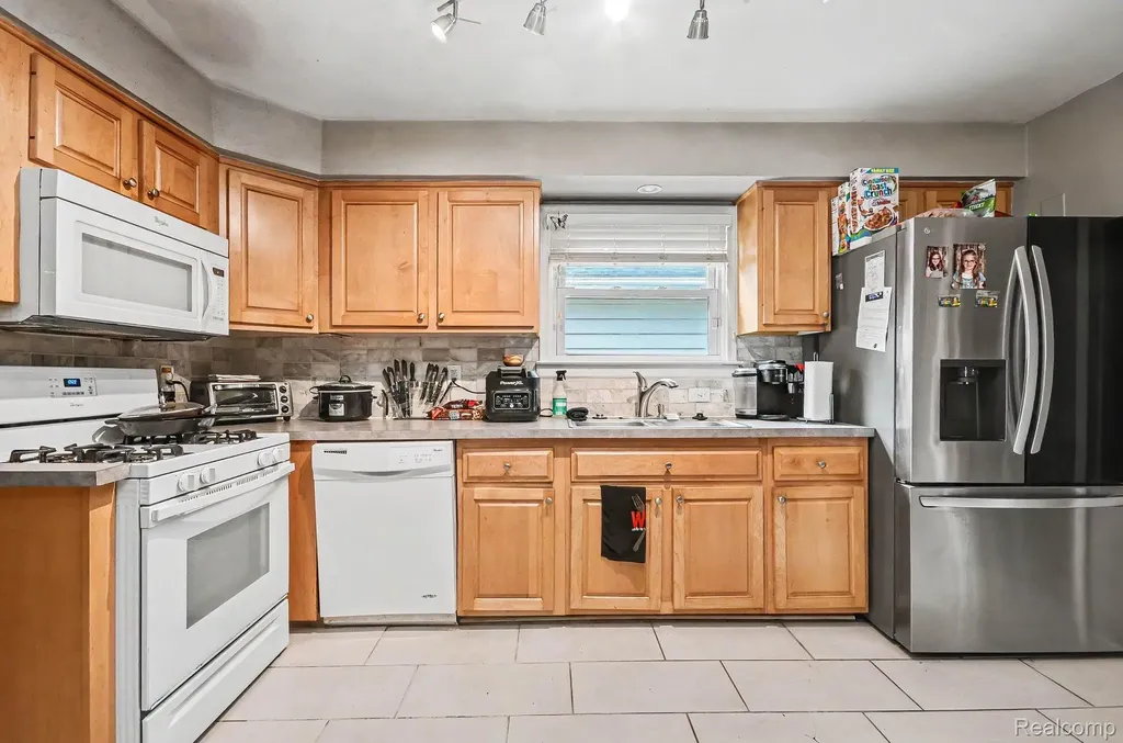 2126 Roslyn Road Grosse Pointe Woods City MI 48236