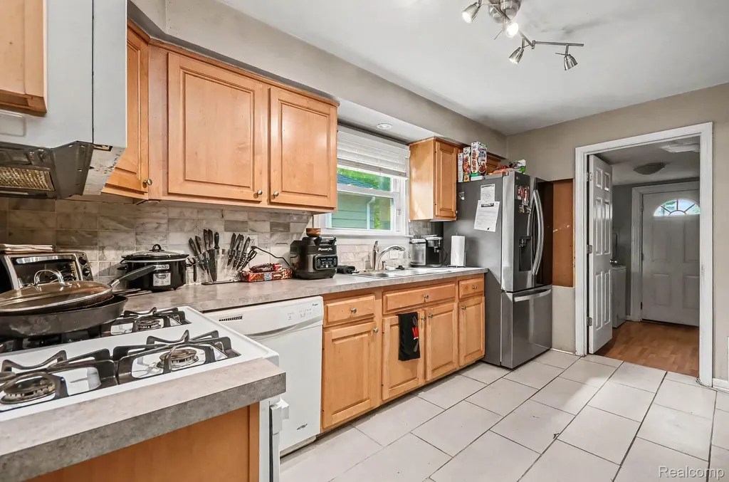 2126 Roslyn Road Grosse Pointe Woods City MI 48236