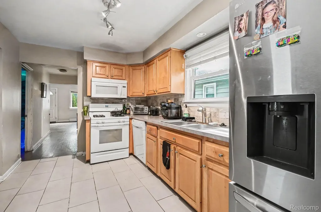 2126 Roslyn Road Grosse Pointe Woods City MI 48236