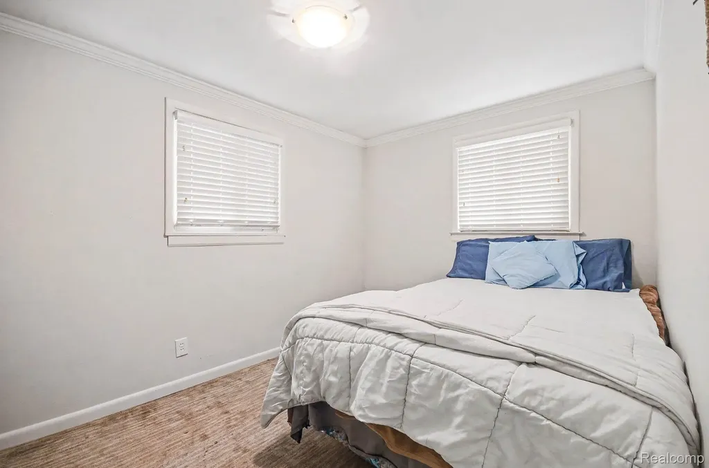 2126 Roslyn Road Grosse Pointe Woods City MI 48236