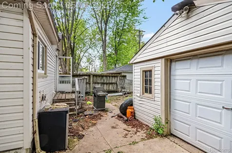 2126 Roslyn Road Grosse Pointe Woods City MI 48236