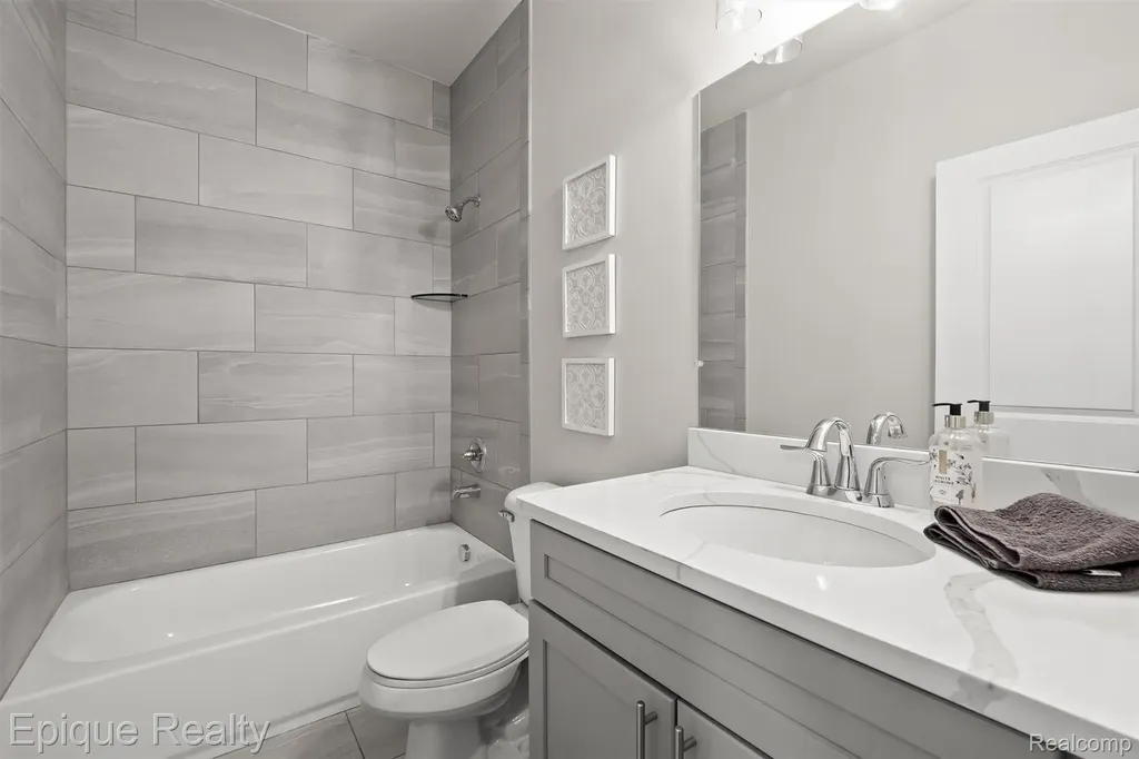 171 E Market Street Oxford Charter Township MI 48371