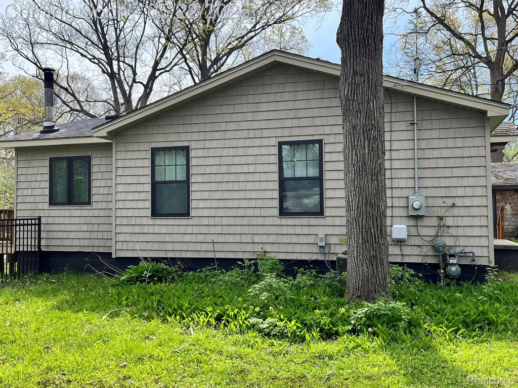 5036 Woodland Lane East China Township MI 48054