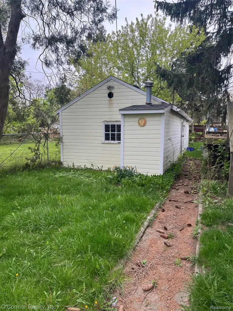 1124 Pine Street Port Huron City MI 48060