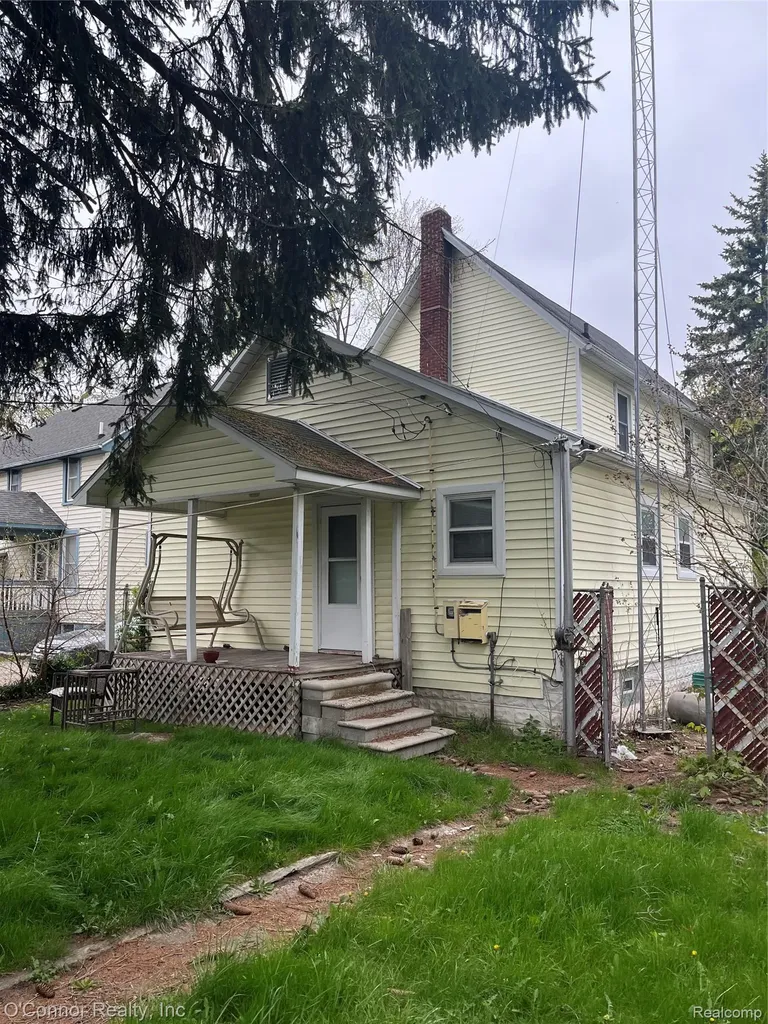 1124 Pine Street Port Huron City MI 48060