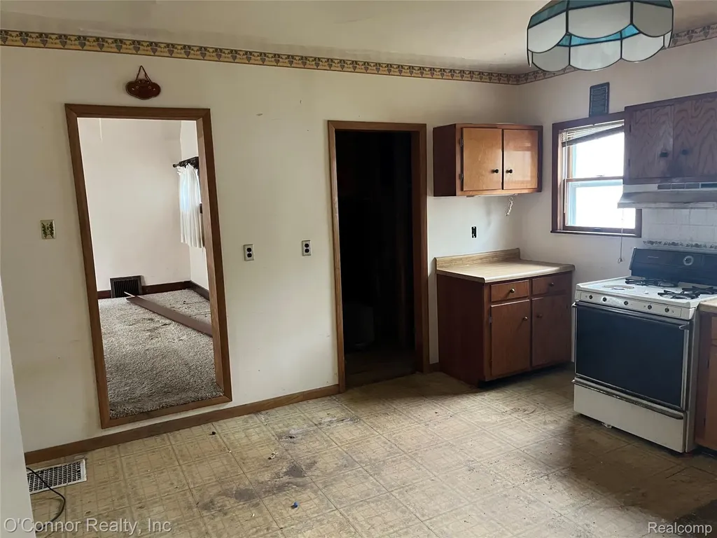 1124 Pine Street Port Huron City MI 48060