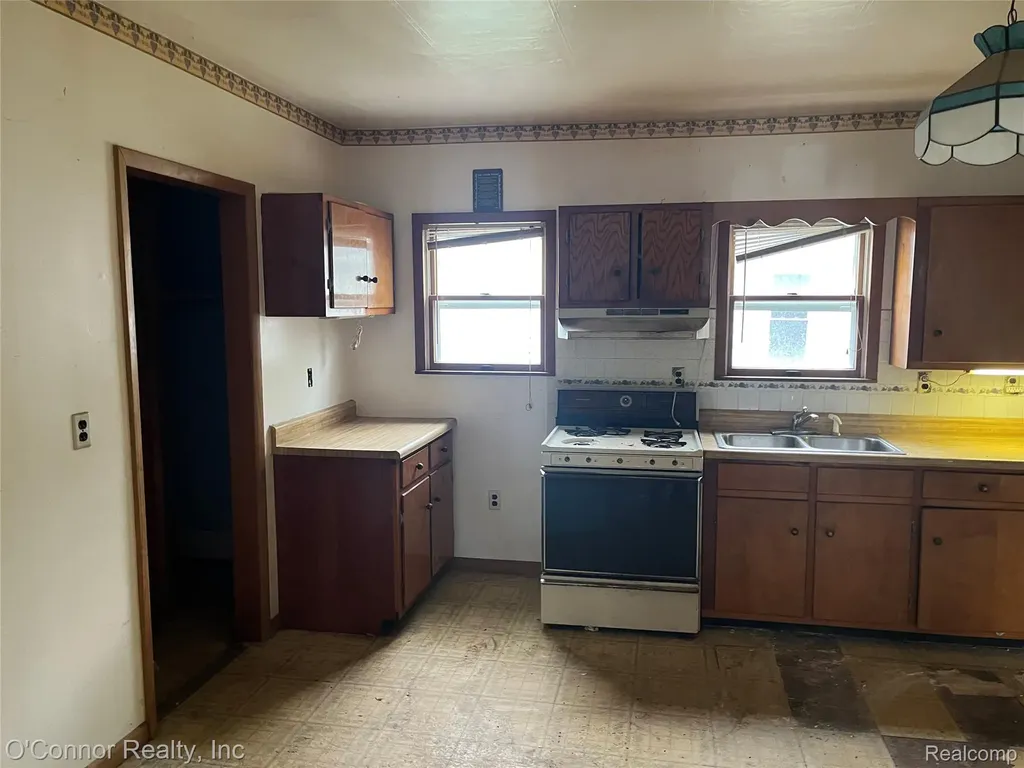 1124 Pine Street Port Huron City MI 48060