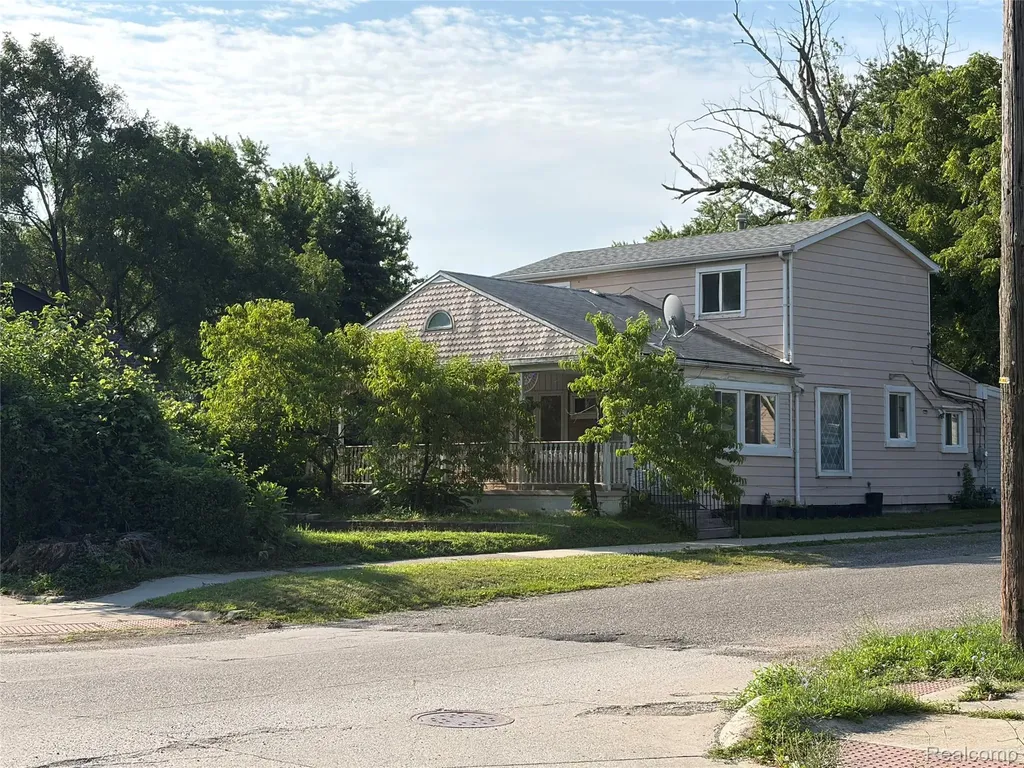 7004 Orchard Avenue Warren City MI 48091