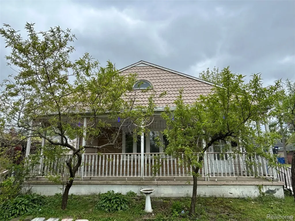 7004 Orchard Avenue Warren City MI 48091