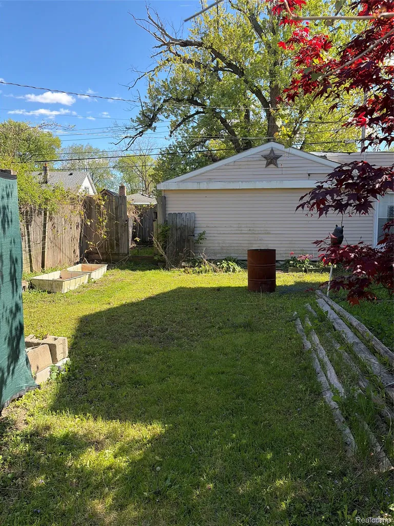 7004 Orchard Avenue Warren City MI 48091
