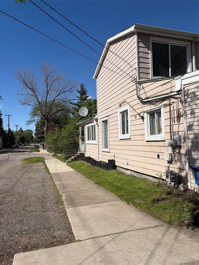 7004 Orchard Avenue Warren City MI 48091