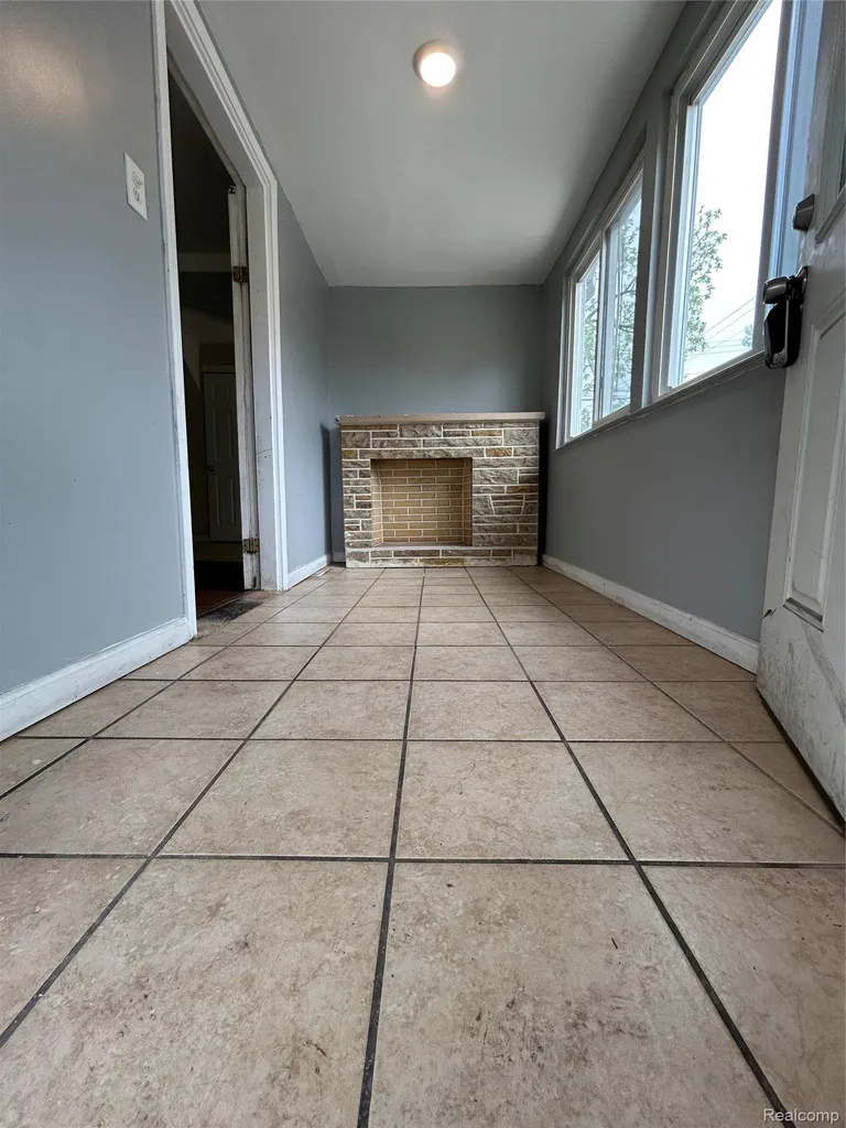 7004 Orchard Avenue Warren City MI 48091